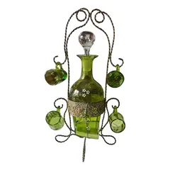 Foto de um(a) Antiga Garrafa Licoreira Copinhos Murano Veneziano Verde, da categoria de Garrafas, potes e jarros. Antiga e preciosa licoreira com cinco copinhos em vidro artístico veneziano na cor verde esmeralda, acompanha o suporte... Vendido no marketplace Trésors.