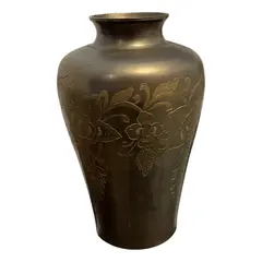 Foto de um(a) Antigo Vaso Jarro Oriental Japonês Bronze Decoração Floral, da categoria de Vasos. Antigo vaso oriental de origem japonesa em bronze com lindo trabalho floral cinzelado à mão. Medidas 21x14cmBoca 7cmPeso 900g. Vendido no marketplace Trésors.