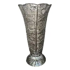 Foto de um(a) Antigo Grande Vaso Jarro Decorativo Cristal Tcheco Lapidado, da categoria de Vasos. Antigo e grande vaso decorativo em cristal translúcido com lindo brilho natural e primorosa lapidação manual. Peça alta,... Vendido no marketplace Trésors.