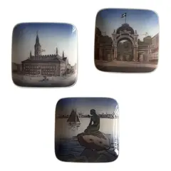 Foto de um(a) Antigo Prato Decorativo Sereia Porcelana Royal Copenhagen, da categoria de Pratos Decorativos. ~ Royal Copenhagen ~ Trio de pratinhos decorativos em porcelana artística. Peças catalogadas. Medidas 10x10cm cada. Vendido no marketplace Trésors.