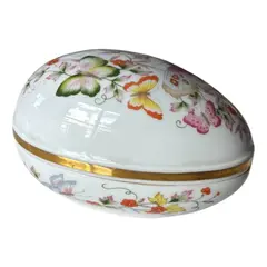 Foto de um(a) Antiga Caixa Decorativa Ovo Porcelana Espanhola Borboleta, da categoria de Porta-Jóias. Antiga e belíssima caixa decorativa porta joias em porcelana espanhola de Madrid. Belíssima decoração floral com borboletas... Vendido no marketplace Trésors.