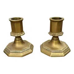 Foto de um(a) Antigo Par De Castiçais Vela Grossa Bronze Italiano Art Deco, da categoria de Castiçais. Simples e chique este antigo par de castiçais em bronze italiano com a base oitavada. São para velas mais largas (com... Vendido no marketplace Trésors.