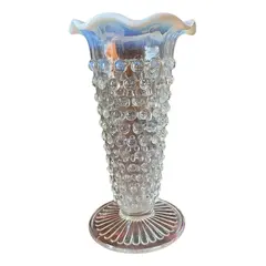 Foto de um(a) Antigo Vasinho Opalescente Em Opalina Art Deco Fenton Glass, da categoria de Vasos. ~ Fenton Art Glass ~Manufatura americana fundada em 1905. Antigo vasinho artístico em vidro opalescente com a borda... Vendido no marketplace Trésors.