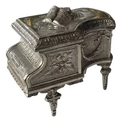 Foto de um(a) Antiga Caixa Joias Piano Metal Prateado Prata Art Nouveau, da categoria de Porta-Jóias. Caixa linda e especial, para quem gosta de peças exclusivas. Antiga e rara caixa decorativa porta joias em metal prateado.... Vendido no marketplace Trésors.