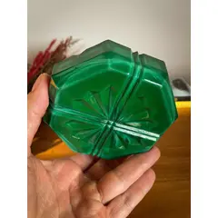 Foto de um(a) Antigo Raro Cinzeiro Art Deco Em Malaquita Tcheco Glass, da categoria de Cinzeiros. A cor verde é conhecida por trazer frescor, harmonia e renovação aos ambientes. Em um mundo de cores, o verde é a serenidade... Vendido no marketplace Trésors.