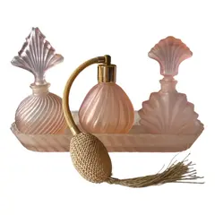 Foto de um(a) Antigo Conjunto Toucador Toilette Perfumeiro Francês, da categoria de Perfumeiros. ~ Made in France ~ Antigo e delicadíssimo conjunto de toucador com perfumeiros para toilette em vidro artístico acetinado.... Vendido no marketplace Trésors.