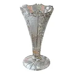 Foto de um(a) Antigo Lindo Vaso Jarro Em Cristal Tcheco Lapidado À Mão, da categoria de Vasos. Antigo e lindo vaso em cristal Tcheco, todo lapidado à mão. Lapidação estrelada e ponta de diamante. Ótimo formato com a... Vendido no marketplace Trésors.