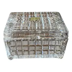 Foto de um(a) Antiga Caixa Cigarreira Cinzeiro Em Cristal Alemão Art Deco, da categoria de Cestos e Caixas. Antiga e rara caixa/cigarreira/cinzeiro em cristal alemão ricamente lapidado à mão, lapidação diamante. Peça muito versátil,... Vendido no marketplace Trésors.