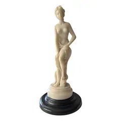 Foto de um(a) Antiga Obra Grega Escultura Dama Afrodite Resina Italiana, da categoria de Escultura. Antiga e finíssima escultura italiana representando figura feminina em resina marmorizada. Linda peça para decorar uma... Vendido no marketplace Trésors.
