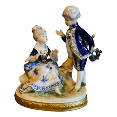 Foto de um(a) Antigo Bloco Escultórico Escultura Fidalgos Porcelana Alemã, da categoria de Escultura. Antigo e delicadíssimo bloco escultórico representando casal de fidalgos em linda cena romântica. Peça feita à mão em... Vendido no marketplace Trésors.