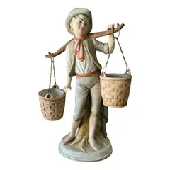 Foto de um(a) Antiga Escultura Vaso Camponês Com Baldes Biscuit Francês, da categoria de Escultura. Antiga e linda escultura representando menino com baldes, ricamente moldado e pintado à mão em biscuit francês. Os baldes... Vendido no marketplace Trésors.