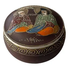 Foto de um(a) Antiga Caixa Decorativa Porta Joias Porcelana Japão Satsuma, da categoria de Porta-Jóias. Antiga caixinha oriental em porcelana japonesa Satsuma. Decoração típica, ricamente pintada à mão. Medidas 6x12cm. Vendido no marketplace Trésors.