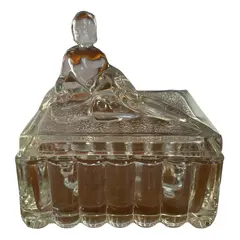 Foto de um(a) Antiga Caixa Decorativa Escultura Mulher Nua Vidro Art Deco, da categoria de Cestos e Caixas. ~ Sowerby Glass ~Antiga caixa decorativa porta joias em vidro artístico inglês com decoração de dama na tampa. Manufatura... Vendido no marketplace Trésors.