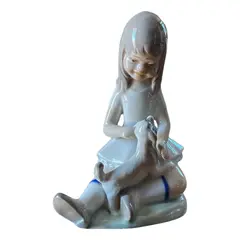 Foto de um(a) Antiga Escultura Menina Com Cachorro Porcelana Espanhola Nao, da categoria de Escultura. Delicada escultura em porcelana espanhola. Bastante riqueza de detalhes. Em perfeito estado. Altura 14cm Largura 11cm. Vendido no marketplace Trésors.