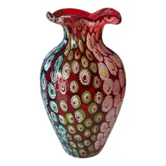 Foto de um(a) Antigo Legítimo Vaso Murano Italiano Vermelho Millefiori (Usado), da categoria de Vasos. ~ Millefiori ~ Murano italiano, significa “mil flores” Belíssimo vaso artístico, ricamente feito à mão por mestres... Vendido no marketplace Trésors.