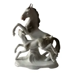 Foto de um(a) Antiga Escultura Art Deco Cavalo Em Porcelana Alemã, da categoria de Escultura. Antigo e belíssimo bloco escultórico representando cavalos em movimento. Peça artística, feita à mão em porcelana alemã.... Vendido no marketplace Trésors.