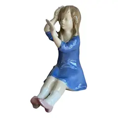 Foto de um(a) Antiga Figurine Bibelô Menina Com Espelho Porcelana Alemã, da categoria de Modelos e estatuetas. Antiga figurine/bibelô em porcelana artística alemã. Cores típicas de meados do século XX. Muito decorativa e colecionável.... Vendido no marketplace Trésors.