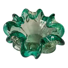 Foto de um(a) Antigo Bowl Decorativo Cinzeiro Em Murano Italiano Verde, da categoria de Cinzeiros. ~ Italy Glass ~ Antigo bowl decorativo, também pode ser usado como cinzeiro em Murano italiano double na cor verde... Vendido no marketplace Trésors.
