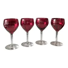 Foto de um(a) Antigo Conjunto Quatro Taças Copos Cristal Francês Vermelho, da categoria de Copos e taças. Antigo e preciso conjunto com quatro taças em cristal francês doublé vermelho rubi. Lapidação chique, discreta e muito... Vendido no marketplace Trésors.