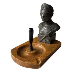 Foto de um(a) Antiga Escultura Bronze Cinzeiro Deusa Da Justiça Themis, da categoria de Cinzeiros. Antigo cinzeiro/porta caneta com escultura decorativa representando a Deusa Themis, personifica o símbolo da justiça. Busto... Vendido no marketplace Trésors.