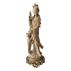 Foto de um(a) Antiga Escultura Divindade Oriental Resina Bronze Dourado, da categoria de Escultura. Antiga e imponente escultura oriental com figura feminina e criança em resina marmorizada. Base dourada em bronze. Peça... Vendido no marketplace Trésors.