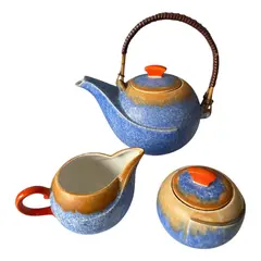 Foto de um(a) Antigo Conjunto de Chá Porcelana Art Deco, da categoria de Conjuntos de café e chá. Antigo e raro conjunto de chá, composto por três peças (bule, açucareiro e leiteira) em faiança/porcelana alemã. As cores... Vendido no marketplace Trésors.
