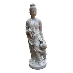 Foto de um(a) Antiga Escultura Chinesa Divindade Oriental Blanc De Chine, da categoria de Escultura. ~ Blanc de Chine ~Antigo bloco escultórico oriental em porcelana chinesa, representando divindade feminina e criança. Peça... Vendido no marketplace Trésors.