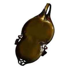 Foto de um(a) Antiga Bandeja Porta Cartões Metal Francês Art Nouveau, da categoria de Bandejas. Antiga e diferente bandeja decorativa em metal francês esmaltado. Peça linda e versátil, pode ser usada para servir ou porta... Vendido no marketplace Trésors.