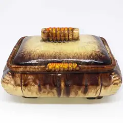 Foto de um(a) Antiga Caixa Biscoiteira Em Majolica Cerâmica Alemã, da categoria de Cestos e Caixas. Antiga caixa biscoiteira em cerâmica vitrificada/Majolica alemã. Período Art Deco. Década de 1950. Impecável.Medidas 11x21cm. Vendido no marketplace Trésors.