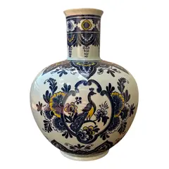 Foto de um(a) Antigo Vaso Porcelana Villeroy & Boch Pavão Azul Borrão, da categoria de Vasos. ~ Villeroy & Boch ~ Antigo e elegante vaso em porcelana artística alemã. Linda decoração em tons de azul borrão, medalhão... Vendido no marketplace Trésors.