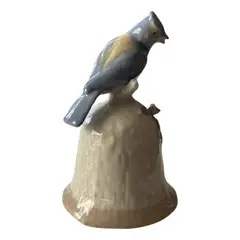 Foto de um(a) Antigo Sino Decorativo De Mesa Pássaro Em Porcelana Alemã, da categoria de Outros objetos decorativos. Antigo e gracioso sino decorativo em porcelana artística alemã, com linda figura de pássaro. Medidas 11x9cm. Vendido no marketplace Trésors.