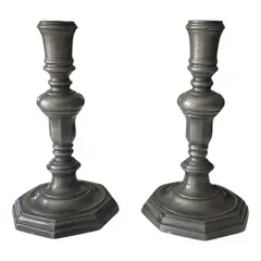 Foto de um(a) Antigo Par De Castiçal Candelabro Rústico Em Estanho, da categoria de Castiçais. Antigo par de castiçal em estanho trabalhado. Peças muito decorativas.Medidas 20x12cm cada. Vendido no marketplace Trésors.