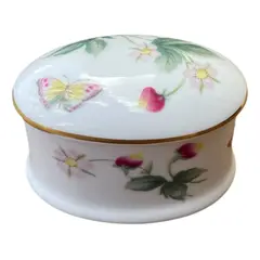 Foto de um(a) Antiga Pequena Caixinha De Coleção Porcelana Inglesa Floral, da categoria de Cestos e Caixas. Antiga e pequena caixinha decorativa ou porta joias em porcelana artística inglesa. Designer de artista. Lindo formato e... Vendido no marketplace Trésors.