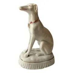 Foto de um(a) Antigo Bibelô Escultura Cachorro Galgo Em Porcelana Alemã, da categoria de Escultura. Antigo e gracioso bibelô decorativo em porcelana artística alemã, representando cão da raça galgo. Peca muito colecionável,... Vendido no marketplace Trésors.