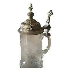 Foto de um(a) Antigo Raro Tankard Caneca Chopp Em Cristal Alemão E Pewter, da categoria de Canecas. Antigo tankard em cristal alemão com tampa articulada em pewter espessurado a prata. Peça artística, finamente lapidada à... Vendido no marketplace Trésors.