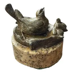 Foto de um(a) Antiga Pequena Escultura Ninho Pássaro Pétit Bronze Francês, da categoria de Escultura. Antiga pequena escultura decorativa e colecionável em pétit bronze francês representando ninho de pássaro com mãe... Vendido no marketplace Trésors.