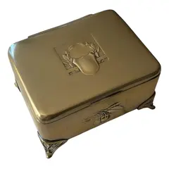 Foto de um(a) Antiga Caixa Decorativa Porta Joias Em Bronze Art Nouveau, da categoria de Cestos e Caixas. Norblin & Co. Galw. Warszawa, fábrica polonesa. Antiga caixa decorativa porta joias em metal dourado. Linda decoração com... Vendido no marketplace Trésors.