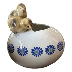 Foto de um(a) Antiga Escultura Ovo Pintinho Vaso Art Deco Porcelana Alemã, da categoria de Vasos. ~ Made in Germany ~ Antigo e lindo vaso decorativo no formato de ovo, com decoração de pintinhos. Peça muito graciosa e a... Vendido no marketplace Trésors.