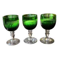 Foto de um(a) Antigo Trio De Taças Em Cristal Francês Verde Esmeralda, da categoria de Taças. Antigo trio de taças em cristal francês cor verde esmeralda. Lapidadas à mão.Medidas 11x6cm cada. Vendido no marketplace Trésors.