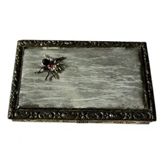 Foto de um(a) Antiga Caixinha Porta Cartões Cigarreira Em Bronze Francês, da categoria de Cigarreiras e piteiras. Antiga e rara caixinha porta cartões ou cigarreira em metal e bronze francês com curiosa decoração de aranha com pedras.... Vendido no marketplace Trésors.