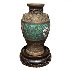 Foto de um(a) Antigo Raro Legítimo Vaso Chinês Oriental Bronze Cloisonné, da categoria de Vasos. Antigo e lindo vasinho em bronze Cloisonné, linda decoração esmaltada à mão ao redor da peça. Essa técnica de trabalho em... Vendido no marketplace Trésors.