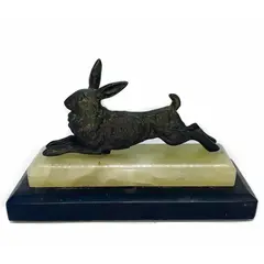 Foto de um(a) Antiga Escultura De Coelho Art Deco Pétit Bronze Francês, da categoria de Escultura. Antiga e linda escultura artística representando coelho em pétit bronze francês, base dupla em alabastro e mármore italiano.... Vendido no marketplace Trésors.