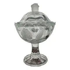 Foto de um(a) Antiga Bomboniere Compoteira Em Cristal Francês Satiné, da categoria de Garrafas, potes e jarros. Antiga bomboniere compoteira em cristal francês prensado, com detalhes em Satiné, decoração floral em relevo e acetinada.... Vendido no marketplace Trésors.