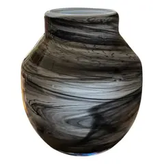Foto de um(a) Antigo Vaso Jarro Art Deco Murano Leitoso George Davidson, da categoria de Vasos. ~ George Davidson Glass ~ Sofisticado vaso de Murano artístico nas cores preta e branca. Técnica de trabalho “Sandwich... Vendido no marketplace Trésors.