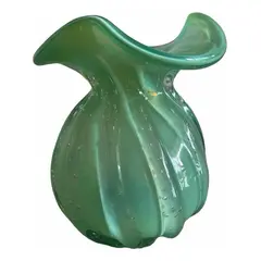 Foto de um(a) Antigo Vaso Art Deco Em Murano Verde Leitoso Opalescente, da categoria de Vasos. ~ Murano Opalescent Glass ~Murano opalescente é muito chique. Antigo vaso artístico feito à mão em Murano italiano... Vendido no marketplace Trésors.