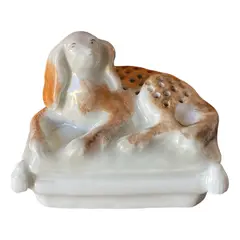 Foto de um(a) Antigo Raro Paliteiro Coleção Cachorro Porcelana Vieux Paris, da categoria de Paliteiros. Paliteiro em porcelana artística francesa Vieux Paris, representando cachorro na almofada. Numerado na base. Franca, final... Vendido no marketplace Trésors.