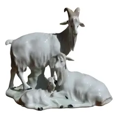 Foto de um(a) Antiga Escultura Bloco Escultórico Cabra Em Porcelana Alemã, da categoria de Escultura. Antigo bloco escultórico representando família de cabras, uma graça! Peça artística, em porcelana alemã, com selo da... Vendido no marketplace Trésors.
