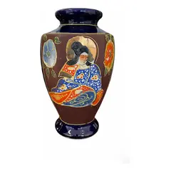 Foto de um(a) Antigo Vaso Jarro Oriental Porcelana Japonesa Satsuma Azul, da categoria de Vasos. Antigo vaso oriental em porcelana artística japonesa Satsuma, rara cor azul cobalto. Decoração toda diferente ao redor da... Vendido no marketplace Trésors.