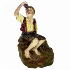 Foto de um(a) Antiga Clássica Escultura Menino Com Uvas Majólica Francesa, da categoria de Escultura. Antiga escultura artística moldada à mão em majólica francesa, possivelmente Sarreguemines, representando menino comendo... Vendido no marketplace Trésors.