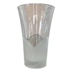 Foto de um(a) Antigo Vaso Art Deco Em Cristal Francês Darques Satiné, da categoria de Vasos. ~ Crystal D’arques ~Antigo e sofisticado vaso artístico em cristal francês lapidado à mão com decoração satiné em relevo,... Vendido no marketplace Trésors.